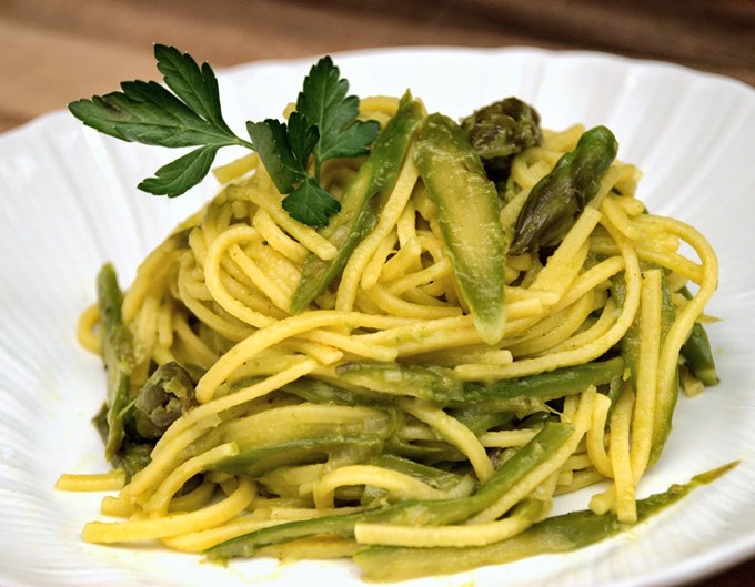 Chitarrelle all'uovo e curry di asparagi